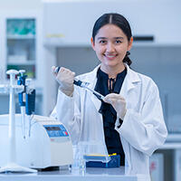Fatima Zuhal Qasimi in a science lab